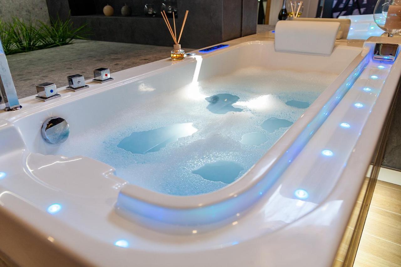 Royal Vip Jacuzzi Apart Lemberg Exterior foto